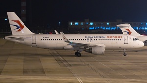 Photo of B-8975 - Airbus A320-214 operated by China Eastern Airlines