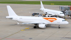 Photo of G-EJCE - Airbus A320-214 operated by easyJet
