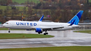 Photo of N672UA - Boeing 767-322(ER) operated by United Airlines