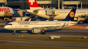 Photo of D-AIZX - Airbus A320-214 operated by Lufthansa