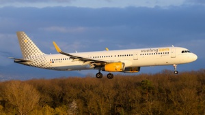 Photo of EC-MLD - Airbus A321-231 operated by Vueling