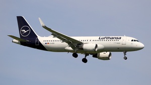 Photo of D-AIZS - Airbus A320-214 operated by Lufthansa