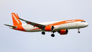Photo of G-UZMI - Airbus A321-251NX operated by easyJet