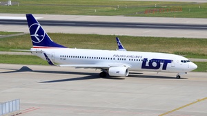 Photo of SP-LWF - Boeing 737-86N operated by LOT Polish Airlines