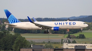 Photo of N677UA - Boeing 767-322(ER) operated by United Airlines