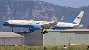 Photo of 09-0016 - Boeing C-32A operated by US Air Force