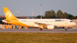 Photo of D-ASGK - Airbus A320-214 operated by Sundair