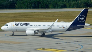 Photo of D-AIUL - Airbus A320-214 operated by Lufthansa