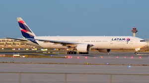 Photo of PT-MUD - Boeing 777-32W(ER) operated by LATAM Airlines Brasil