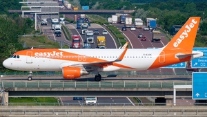 Photo of G-EJCK - Airbus A320-214 operated by easyJet