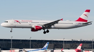 Photo of OE-LBB - Airbus A321-111 operated by Austrian Airlines