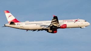 Photo of OE-LBA - Airbus A321-111 operated by Austrian Airlines