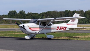 Photo of D-EPCS - Cessna 172S Skyhawk SP operated by Private