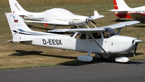 Photo of D-EESX - Cessna 172S Skyhawk SP operated by Aero-Beta Flight Training