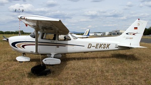 Photo of D-EKSK - Cessna 172S Skyhawk SP operated by Hanseatischer Fliegerclub München