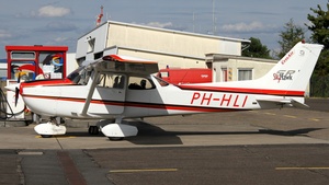 Photo of PH-HLI - Cessna 172S Skyhawk SP operated by CessAir