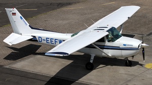Photo of D-EEFW - Cessna 172P Skyhawk II operated by Air Munich Aviation - Flugschule Jesenwang