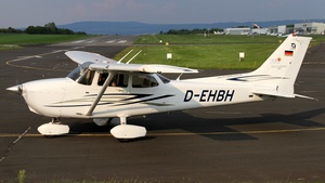 Photo of D-EHBH - Cessna 172S Skyhawk SP operated by FFL Flugschule