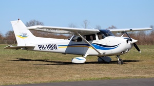 Photo of PH-HBW - Cessna 172S Skyhawk SP operated by Aero Para Club der Kempen