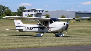 Photo of D-ELSH - Cessna 172S Skyhawk SP operated by Luftsportgruppe Südwest