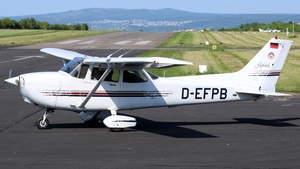 Photo of D-EFPB - Cessna 172R Skyhawk operated by Kölner Klub für Luftsport
