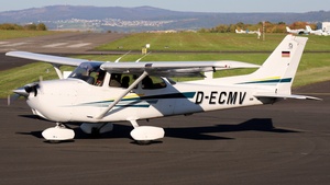 Photo of D-ECMV - Cessna 172S Skyhawk SP operated by Kurhessischer Verein für Luftfahrt