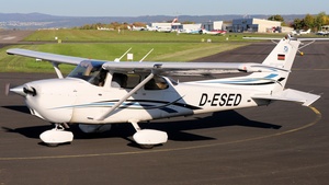 Photo of D-ESED - Cessna 172S Skyhawk SP operated by Motorflug Münster