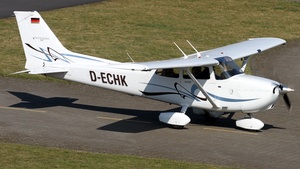 Photo of D-ECHK - Cessna 172S Skyhawk SP operated by Fliegerverein München