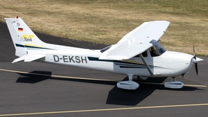 Photo of D-EKSH - Cessna 172S Skyhawk SP operated by Private
