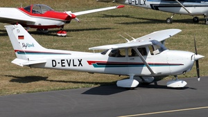 Photo of D-EVLX - Cessna 172R Skyhawk operated by Private