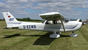 Photo of D-EZWB - Cessna 172S Skyhawk SP operated by Private