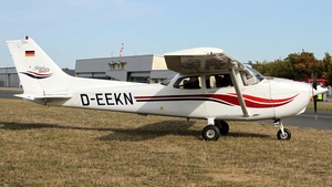 Photo of D-EEKN - Cessna 172S Skyhawk SP operated by BWLV Motorflugschule