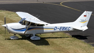 Photo of D-EBKC - Cessna 172S Skyhawk SP operated by Private