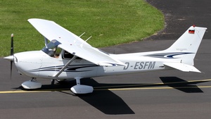 Photo of D-ESFM - Cessna 172S Skyhawk SP operated by Fliegergruppe Mengen
