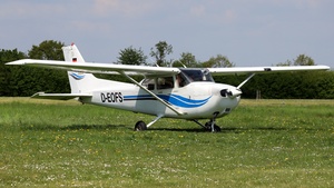 Photo of D-EOFS - Cessna 172S Skyhawk SP operated by Private