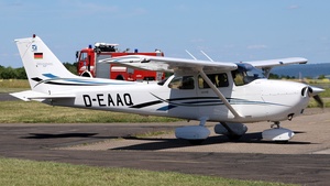 Photo of D-EAAQ - Cessna 172S Skyhawk SP operated by Private