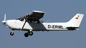 Photo of D-ERML - Cessna 172S Skyhawk SP operated by Private
