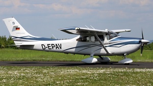 Photo of D-EPAV - Cessna 182T Skylane operated by Private