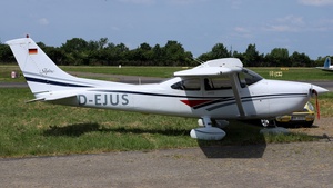 Photo of D-EJUS - Cessna 182S Skylane operated by Private