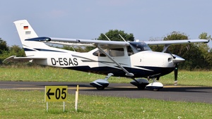 Photo of D-ESAS - Cessna 182T Skylane operated by Private