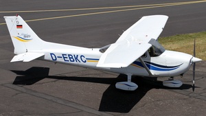 Photo of D-EBKC - Cessna 172S Skyhawk SP operated by Private
