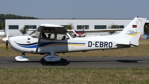 Photo of D-EBRO - Cessna 172S Skyhawk SP operated by Fliegerclub Mühldorf