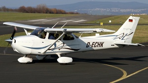 Photo of D-ECHK - Cessna 172S Skyhawk SP operated by Fliegerverein München
