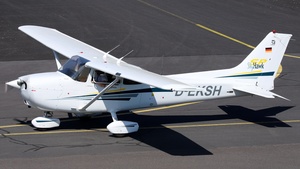 Photo of D-EKSH - Cessna 172S Skyhawk SP operated by Private