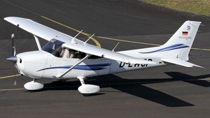 Photo of D-EWCP - Cessna 172S Skyhawk SP operated by Private