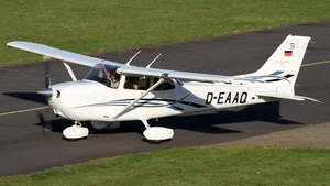 Photo of D-EAAQ - Cessna 172S Skyhawk SP operated by Private
