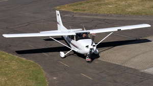 Photo of D-EOLM - Cessna 172R Skyhawk operated by Private