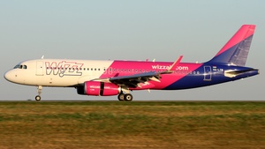 Photo of HA-LYW - Airbus A320-232 operated by Wizz Air