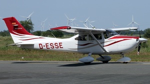 Photo of D-ESSE - Cessna 182T Skylane operated by Private
