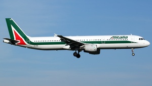 Photo of EI-IXB - Airbus A321-112 operated by Alitalia